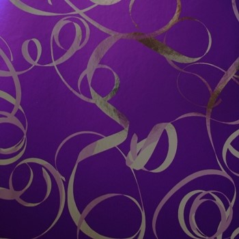 Inpakpapier violet gekleurd met zilveren lint op metallic papier.
 
