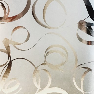 Inpakpapier mat zilver met glanzend zilveren lint op metallic papier.
 
